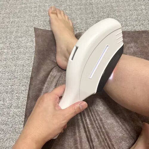 セルフ脱毛機で、すねに当てている様子（店長・個人の記録）